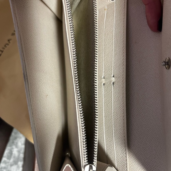 Authentic Louis Vuitton cream Epi leather bi fold wallet - Picture 3 of 6